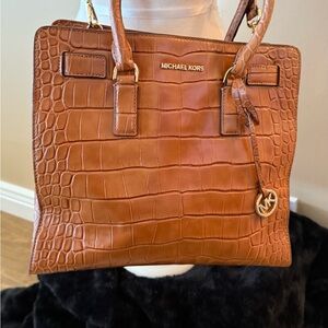 Michael Kors Sheila Medium Center Zip Satchel crossbody Bag